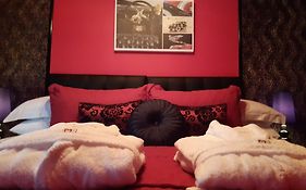 Cadillac Kustomz Hotel - Breakfast Available